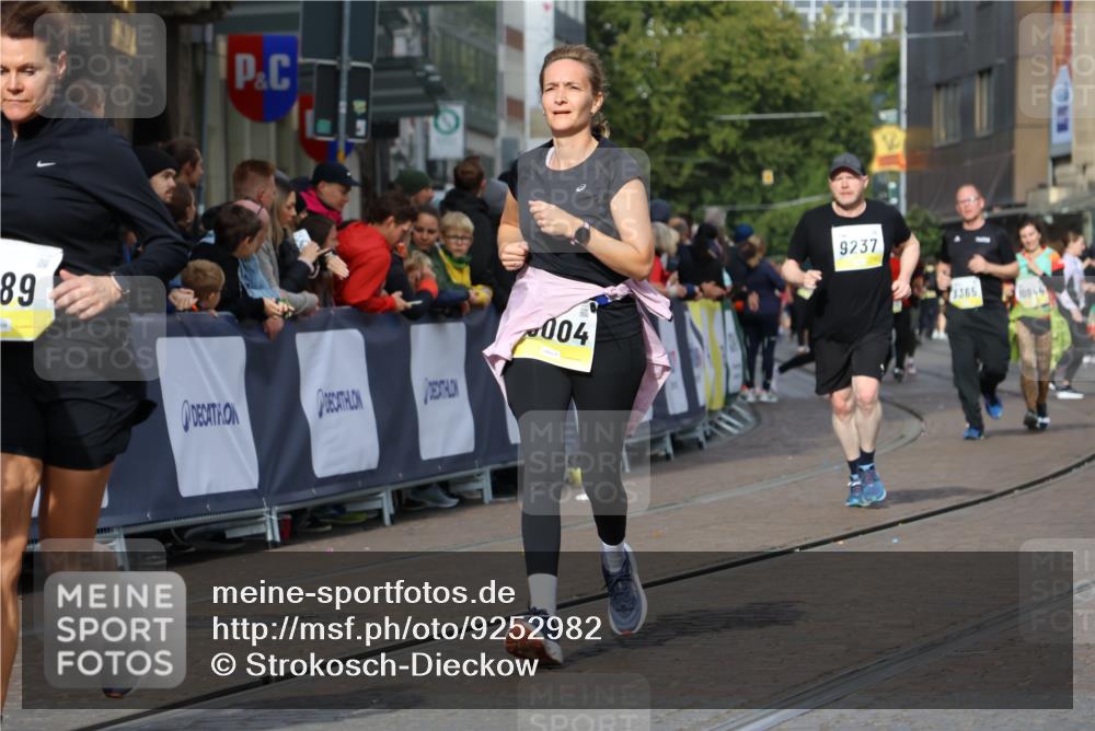 05.10.2025 - 20. swb-Marathon Bremen Strokosch-Dieckow http://msf.ph/oto/9252982 05.10.2025 11:01:44 Ziel 9189, 9237, 9269, 9294, 9782, 10004, 10370, 10903, 10904 meine-sportfotos.de