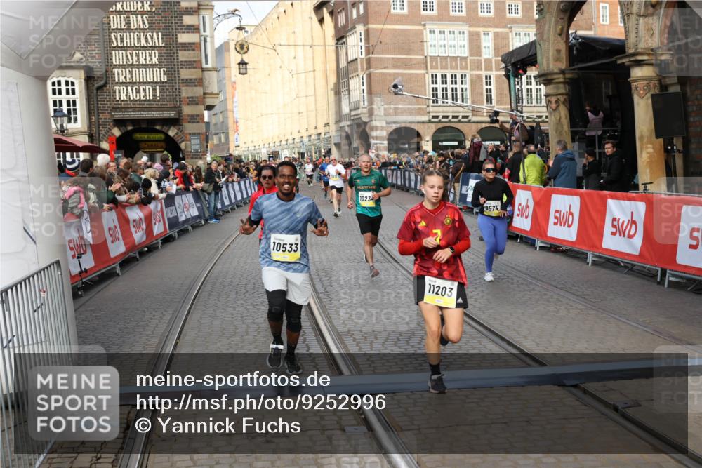 05.10.2025 - 20. swb-Marathon Bremen Yannick Fuchs http://msf.ph/oto/9252996 05.10.2025 10:54:21 Ziel 9402, 9574, 9900, 9935, 10234, 10402, 10533, 11151, 11203, 11347, 11449 meine-sportfotos.de