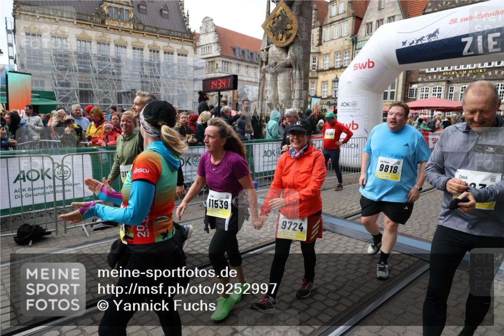05.10.2025 - 20. swb-Marathon Bremen Yannick Fuchs http://msf.ph/oto/9252997 05.10.2025 11:14:30 Ziel 9695, 9724, 9756, 9818, 9819, 10114, 10115, 10201, 10832, 11135, 11539, 11555 meine-sportfotos.de