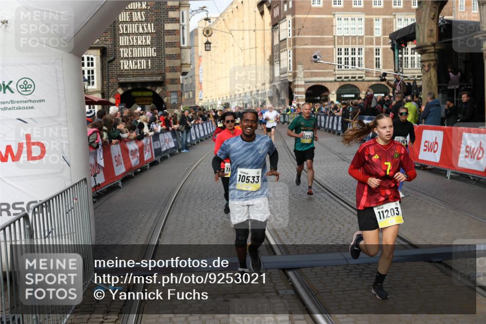 05.10.2025 - 20. swb-Marathon Bremen Yannick Fuchs http://msf.ph/oto/9253021 05.10.2025 10:54:21 Ziel 9402, 9574, 9900, 9935, 10234, 10402, 10533, 11151, 11203, 11347, 11449 meine-sportfotos.de