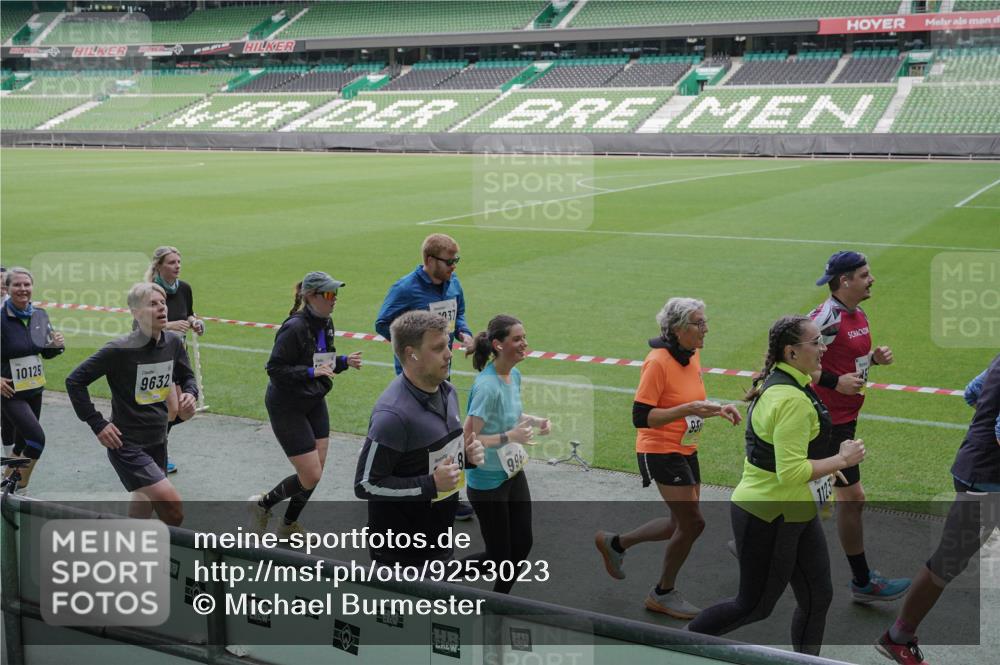 05.10.2025 - 20. swb-Marathon Bremen Michael Burmester http://msf.ph/oto/9253023 05.10.2025 10:41:57 Laufen im Stadion 7069, 8533, 8865, 9265, 9357, 9401, 9519, 9538, 9632, 9648, 9649, 9798, 9815, 9836, 9837, 9887, 9907, 9982, 10031, 10051, 10082, 10087, 10095, 10125, 10129, 10132, 10134, 10148, 10152, 10189, 10197, 10212, 10214, 10223, 10239, 10248, 10249, 10264, 10295, 10330, 10332, 10333, 10499, 10522, 10582, 10614, 10706, 10722, 10815, 10824, 10937, 10943, 10998, 11037, 11056, 11097, 11206, 11232, 11379, 11395, 11405, 11437, 11473, 11584, 11634, 9001, 9178, 9191, 9217, 9274 meine-sportfotos.de