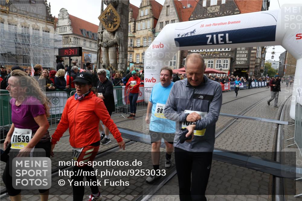 05.10.2025 - 20. swb-Marathon Bremen Yannick Fuchs http://msf.ph/oto/9253033 05.10.2025 11:14:31 Ziel 9724, 9756, 9818, 9819, 10114, 10115, 10201, 10832, 11135, 11539 meine-sportfotos.de