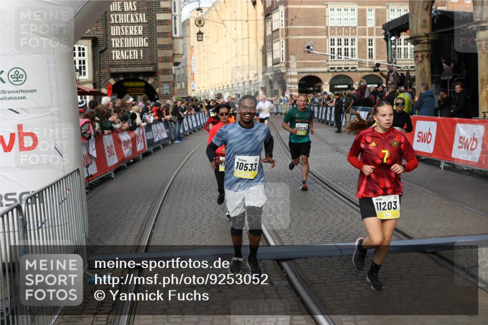 05.10.2025 - 20. swb-Marathon Bremen Yannick Fuchs http://msf.ph/oto/9253052 05.10.2025 10:54:21 Ziel 9402, 9574, 9900, 9935, 10234, 10402, 10533, 11151, 11203, 11347, 11449 meine-sportfotos.de