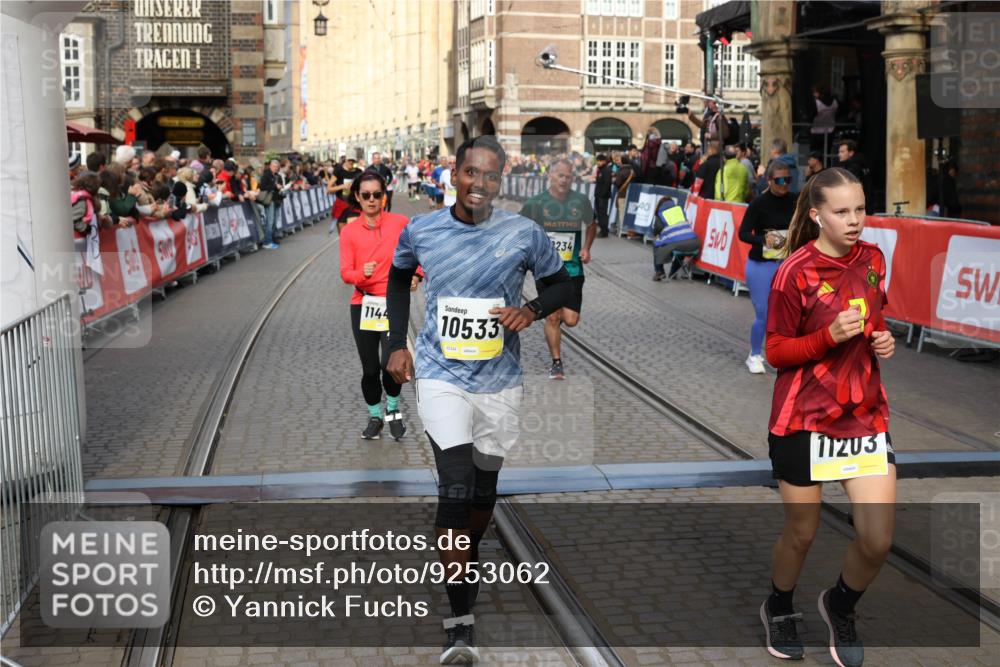 05.10.2025 - 20. swb-Marathon Bremen Yannick Fuchs http://msf.ph/oto/9253062 05.10.2025 10:54:22 Ziel 9402, 9574, 9900, 9935, 10234, 10402, 10533, 11203, 11347, 11449 meine-sportfotos.de