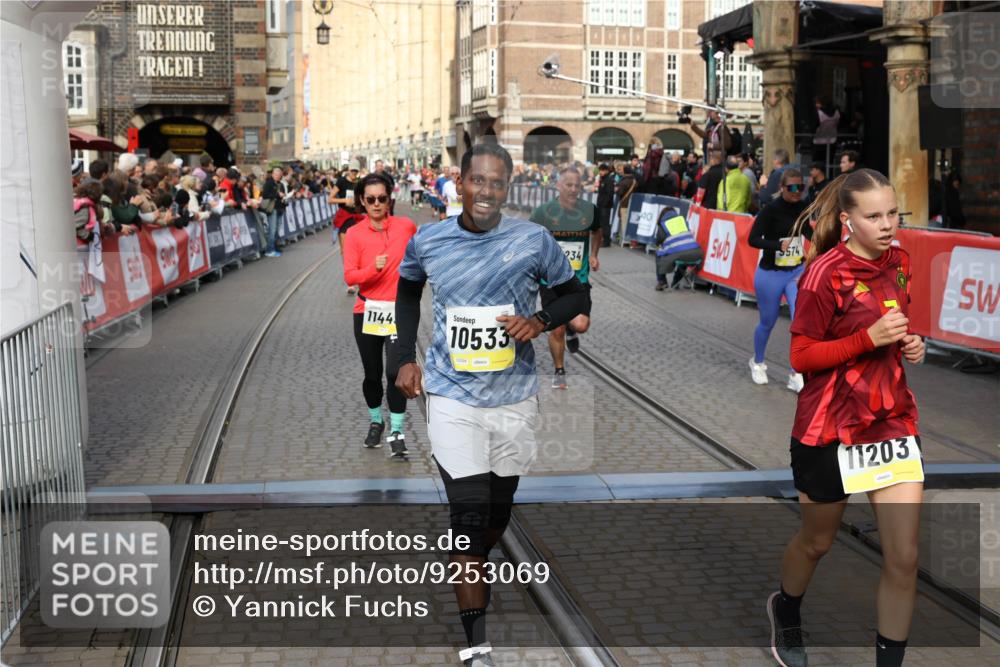 05.10.2025 - 20. swb-Marathon Bremen Yannick Fuchs http://msf.ph/oto/9253069 05.10.2025 10:54:22 Ziel 9402, 9574, 9900, 9935, 10234, 10402, 10533, 11203, 11347, 11449 meine-sportfotos.de