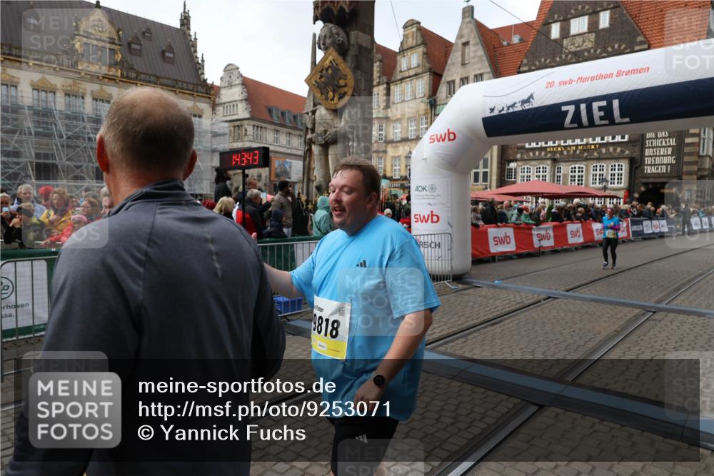 05.10.2025 - 20. swb-Marathon Bremen Yannick Fuchs http://msf.ph/oto/9253071 05.10.2025 11:14:32 Ziel 9724, 9756, 9818, 9819, 10201, 10832, 11135, 11539 meine-sportfotos.de