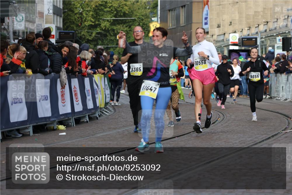 05.10.2025 - 20. swb-Marathon Bremen Strokosch-Dieckow http://msf.ph/oto/9253092 05.10.2025 11:01:48 Ziel 9189, 9237, 9365, 9655, 10004, 10558, 10903, 10904, 11647 meine-sportfotos.de