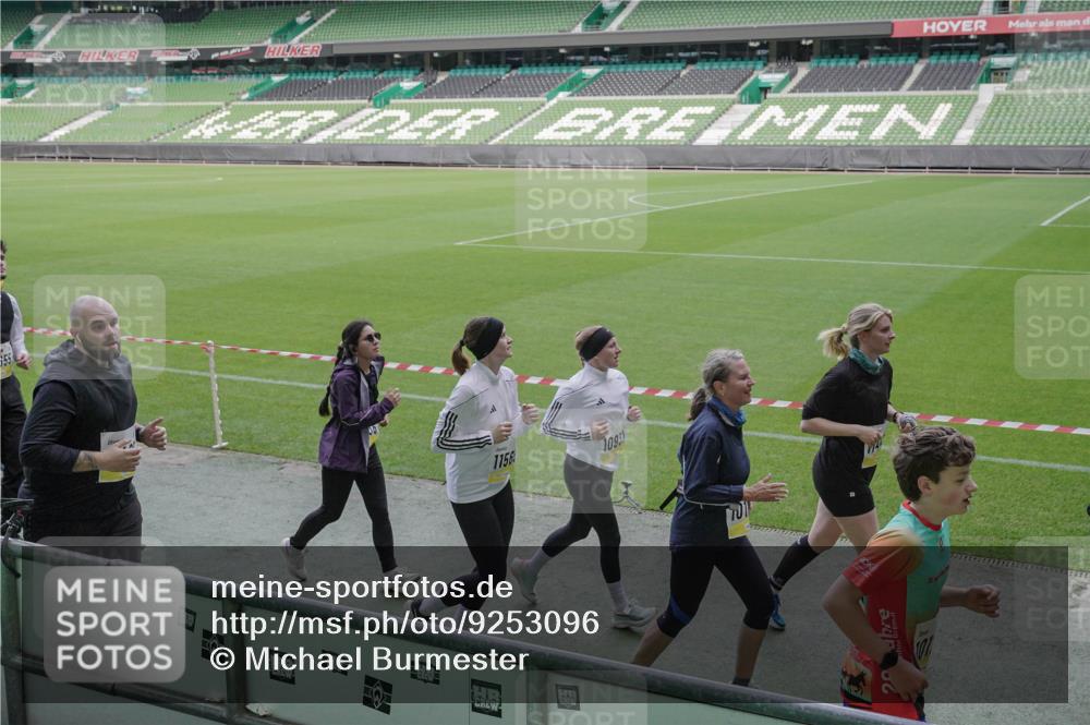 05.10.2025 - 20. swb-Marathon Bremen Michael Burmester http://msf.ph/oto/9253096 05.10.2025 10:41:59 Laufen im Stadion 7069, 8533, 8865, 9265, 9357, 9401, 9519, 9538, 9632, 9648, 9649, 9798, 9815, 9836, 9837, 9887, 9907, 9982, 10031, 10051, 10082, 10087, 10095, 10125, 10129, 10132, 10134, 10148, 10152, 10189, 10197, 10212, 10214, 10223, 10239, 10248, 10249, 10264, 10330, 10332, 10333, 10499, 10522, 10614, 10706, 10722, 10815, 10824, 10937, 10943, 10998, 11037, 11056, 11097, 11142, 11206, 11232, 11379, 11395, 11405, 11437, 11473, 11584, 11634, 9178, 9191, 9217, 9274, 9357, 11261 meine-sportfotos.de