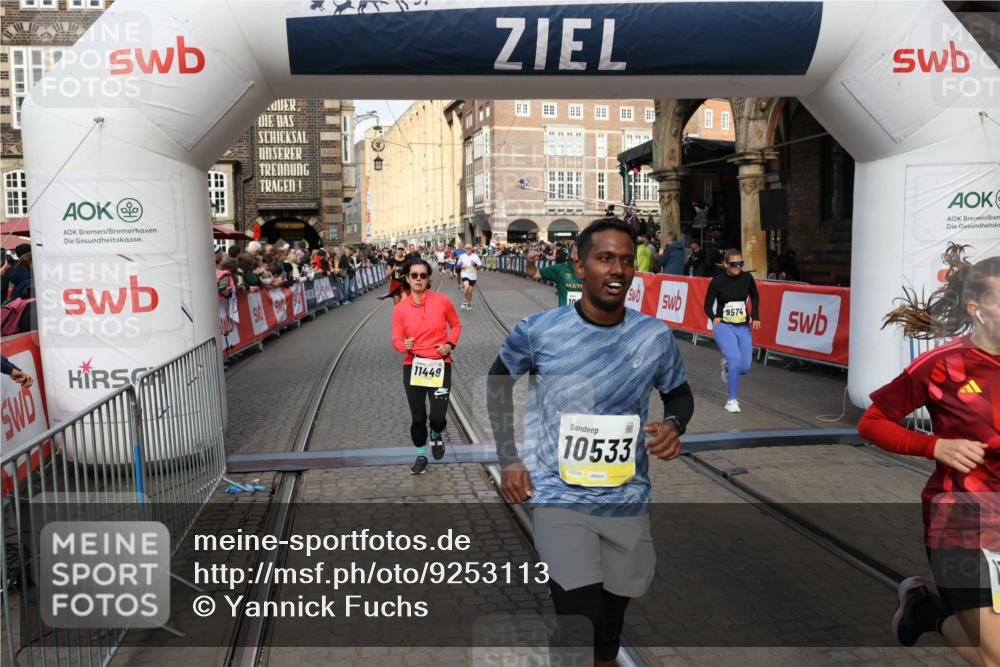 05.10.2025 - 20. swb-Marathon Bremen Yannick Fuchs http://msf.ph/oto/9253113 05.10.2025 10:54:22 Ziel 9402, 9574, 9900, 9935, 10234, 10402, 10533, 11203, 11347, 11449 meine-sportfotos.de