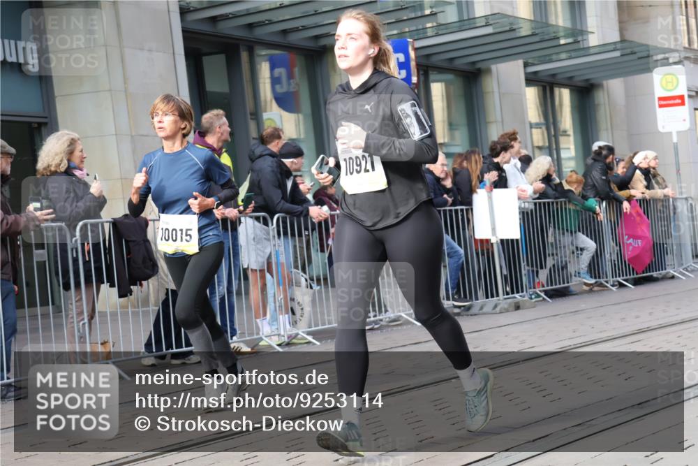 05.10.2025 - 20. swb-Marathon Bremen Strokosch-Dieckow http://msf.ph/oto/9253114 05.10.2025 10:55:41 Ziel 7147, 9521, 9541, 9811, 9855, 9871, 9950, 9968, 10006, 10009, 10015, 10253, 10385, 10394, 10610, 10641, 10654, 10664, 10675, 10758, 10921, 10959, 10989, 11052, 11095, 11148, 11366, 11439, 11620, 11626, 11630, 11693, 7147, 9521, 9541, 9811, 9855, 9871, 9950, 9968, 10006, 10009, 10015, 10253, 10385, 10394, 10610, 10641, 10654, 10664, 10675, 10758, 10921, 10959, 10989, 11052, 11095, 11148, 11366, 11620, 11630, 11693 meine-sportfotos.de