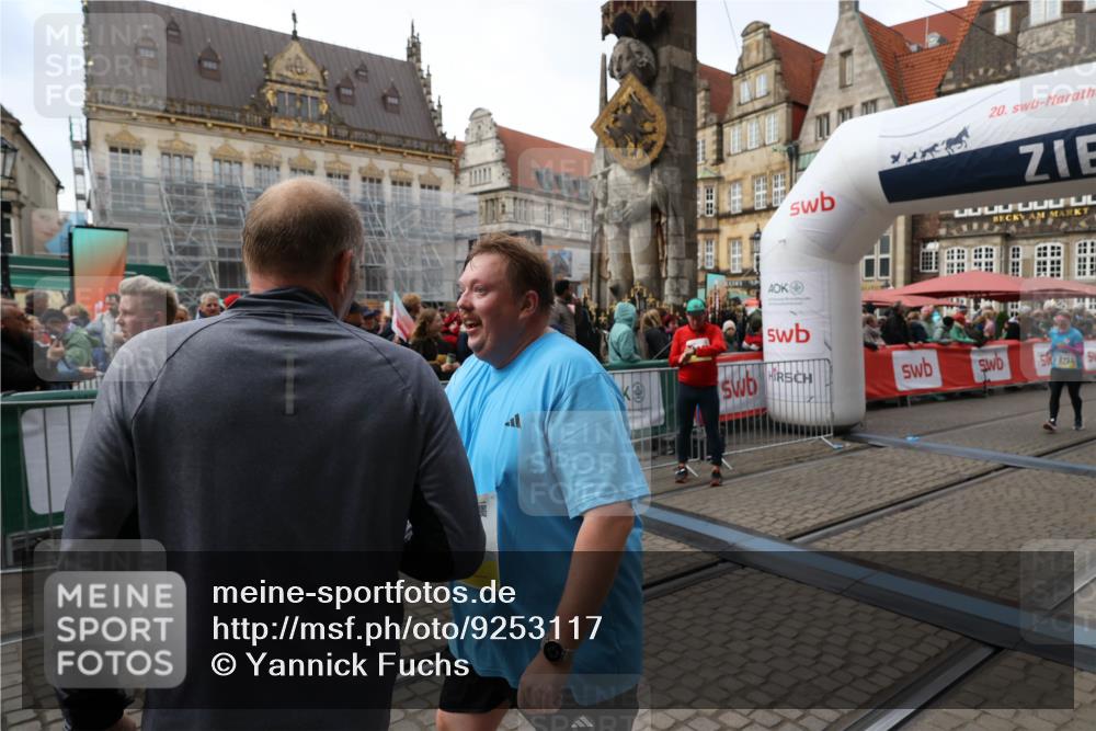 05.10.2025 - 20. swb-Marathon Bremen Yannick Fuchs http://msf.ph/oto/9253117 05.10.2025 11:14:33 Ziel 9756, 9818, 9819, 10201, 10832 meine-sportfotos.de