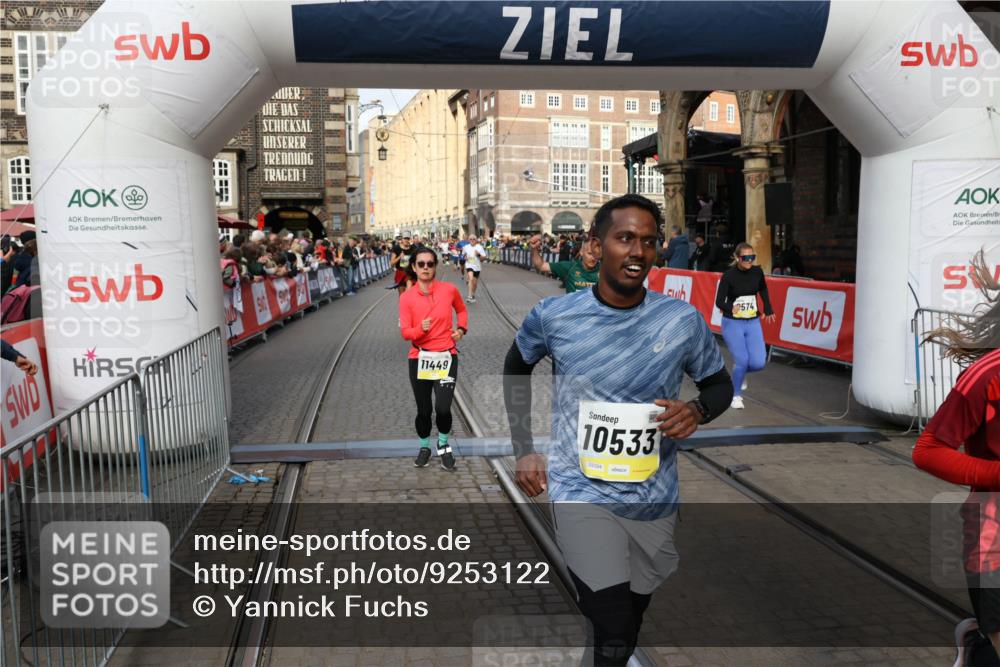 05.10.2025 - 20. swb-Marathon Bremen Yannick Fuchs http://msf.ph/oto/9253122 05.10.2025 10:54:22 Ziel 9402, 9574, 9900, 9935, 10234, 10402, 10533, 11203, 11347, 11449 meine-sportfotos.de