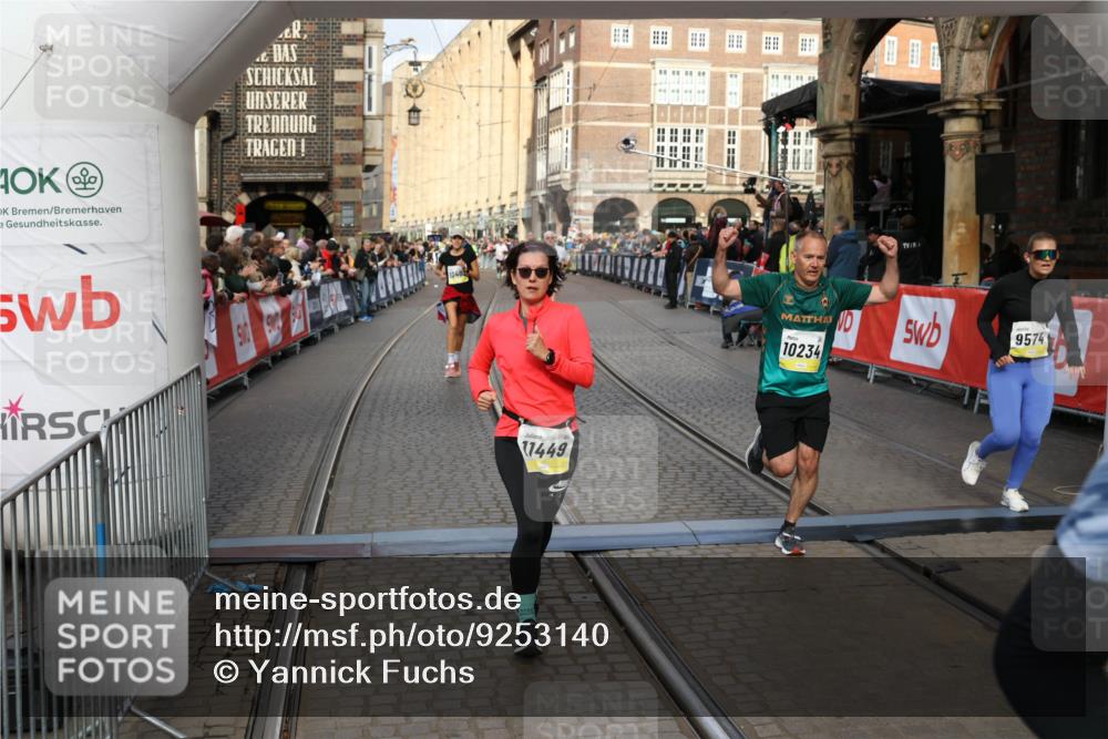 05.10.2025 - 20. swb-Marathon Bremen Yannick Fuchs http://msf.ph/oto/9253140 05.10.2025 10:54:23 Ziel 9402, 9574, 9900, 9935, 10234, 10402, 10533, 11203, 11449 meine-sportfotos.de