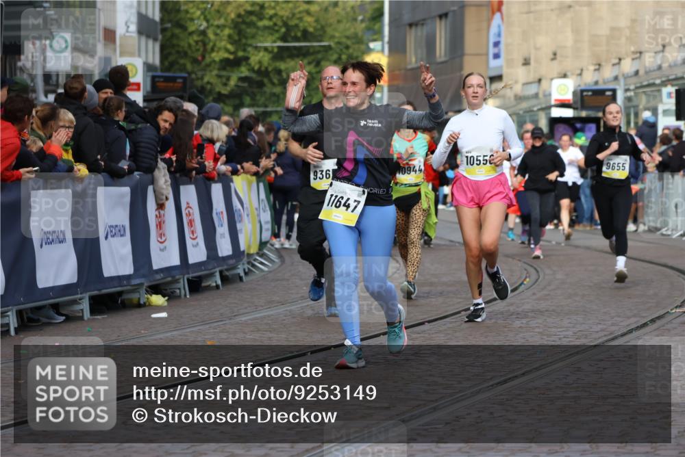 05.10.2025 - 20. swb-Marathon Bremen Strokosch-Dieckow http://msf.ph/oto/9253149 05.10.2025 11:01:48 Ziel 9189, 9237, 9365, 9655, 10004, 10558, 10903, 10904, 11647 meine-sportfotos.de