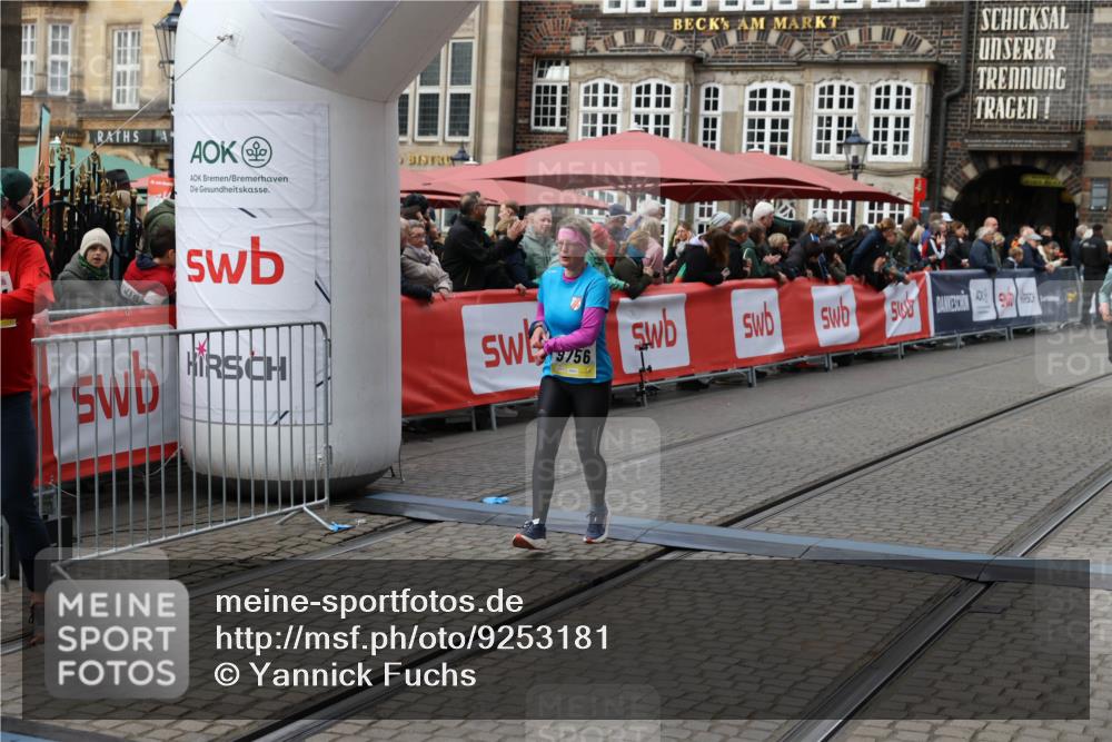 05.10.2025 - 20. swb-Marathon Bremen Yannick Fuchs http://msf.ph/oto/9253181 05.10.2025 11:14:34 Ziel 9756, 9818, 9819, 10292, 11072 meine-sportfotos.de