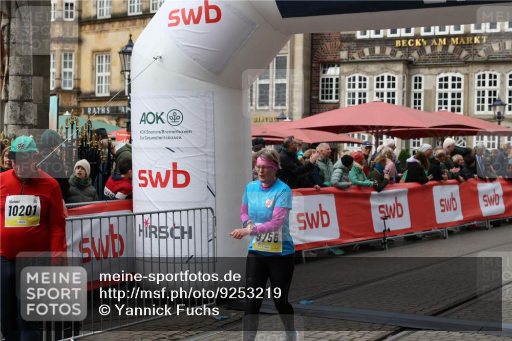 05.10.2025 - 20. swb-Marathon Bremen Yannick Fuchs http://msf.ph/oto/9253219 05.10.2025 11:14:35 Ziel 9756, 10292, 11072, 11139 meine-sportfotos.de