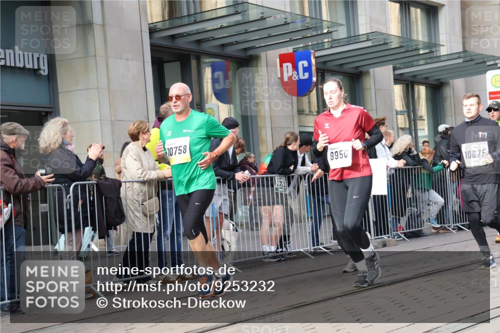 05.10.2025 - 20. swb-Marathon Bremen Strokosch-Dieckow http://msf.ph/oto/9253232 05.10.2025 10:55:44 Ziel 7147, 9258, 9541, 9811, 9855, 9871, 9950, 9968, 10006, 10009, 10015, 10394, 10610, 10641, 10654, 10664, 10675, 10758, 10921, 10959, 10989, 10992, 11052, 11095, 11148, 11364, 11366, 11439, 11620, 11626, 11630, 11693, 11741, 7147, 9258, 9541, 9811, 9855, 9871, 9950, 9968, 10006, 10009, 10015, 10394, 10610, 10641, 10654, 10664, 10675, 10758, 10921, 10959, 10989, 10992, 11052, 11095, 11148, 11364, 11366, 11620, 11630, 11693 meine-sportfotos.de