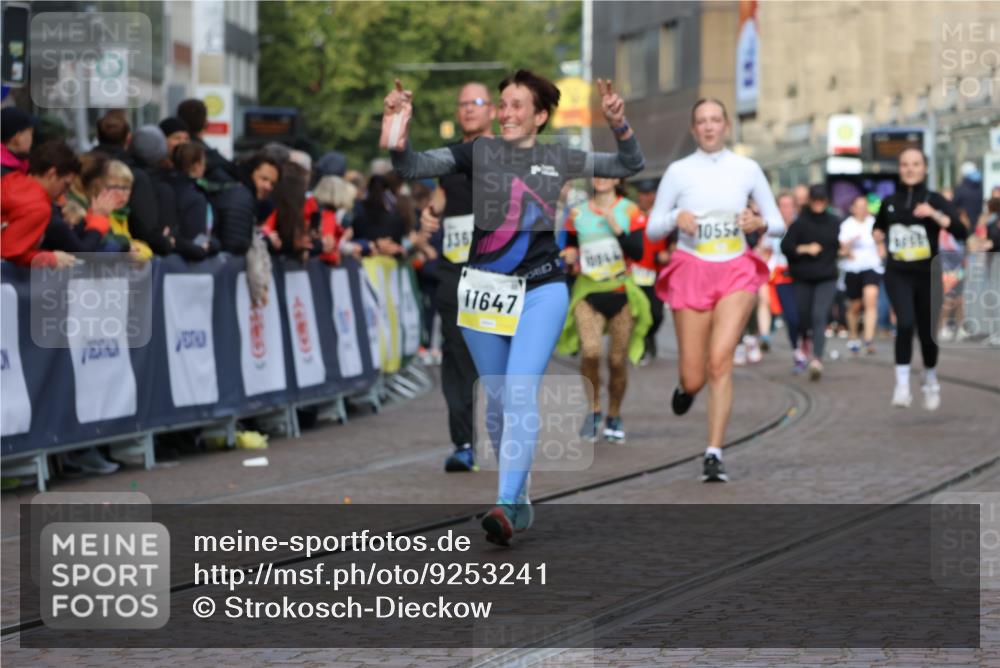 05.10.2025 - 20. swb-Marathon Bremen Strokosch-Dieckow http://msf.ph/oto/9253241 05.10.2025 11:01:48 Ziel 9189, 9237, 9365, 9655, 10004, 10558, 10903, 10904, 11647 meine-sportfotos.de