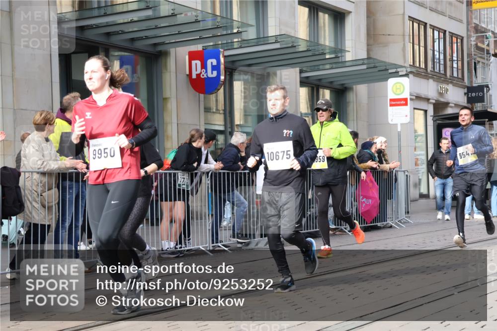 05.10.2025 - 20. swb-Marathon Bremen Strokosch-Dieckow http://msf.ph/oto/9253252 05.10.2025 10:55:44 Ziel 7147, 9258, 9541, 9811, 9855, 9871, 9950, 9968, 10006, 10009, 10015, 10394, 10610, 10641, 10654, 10664, 10675, 10758, 10921, 10959, 10989, 10992, 11052, 11095, 11148, 11364, 11366, 11439, 11620, 11626, 11630, 11693, 11741, 7147, 9258, 9541, 9811, 9855, 9871, 9950, 9968, 10006, 10009, 10015, 10394, 10610, 10641, 10654, 10664, 10675, 10758, 10921, 10959, 10989, 10992, 11052, 11095, 11148, 11364, 11366, 11620, 11630, 11693 meine-sportfotos.de