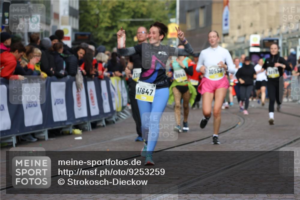 05.10.2025 - 20. swb-Marathon Bremen Strokosch-Dieckow http://msf.ph/oto/9253259 05.10.2025 11:01:48 Ziel 9189, 9237, 9365, 9655, 10004, 10558, 10903, 10904, 11647 meine-sportfotos.de