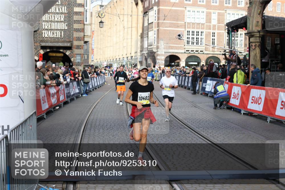 05.10.2025 - 20. swb-Marathon Bremen Yannick Fuchs http://msf.ph/oto/9253310 05.10.2025 10:54:25 Ziel 9402, 9574, 9900, 9935, 10234, 10402, 10533, 10915, 11203, 11449 meine-sportfotos.de