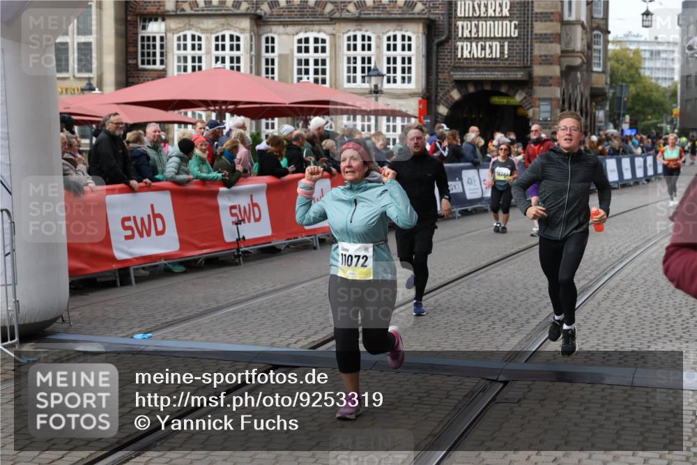 05.10.2025 - 20. swb-Marathon Bremen Yannick Fuchs http://msf.ph/oto/9253319 05.10.2025 11:14:38 Ziel 9756, 10292, 11072, 11139 meine-sportfotos.de