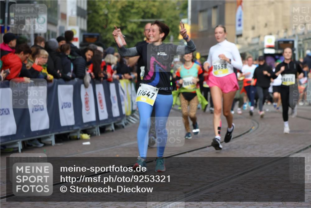 05.10.2025 - 20. swb-Marathon Bremen Strokosch-Dieckow http://msf.ph/oto/9253321 05.10.2025 11:01:49 Ziel 9189, 9237, 9365, 9655, 10004, 10558, 10837, 11415, 11647 meine-sportfotos.de