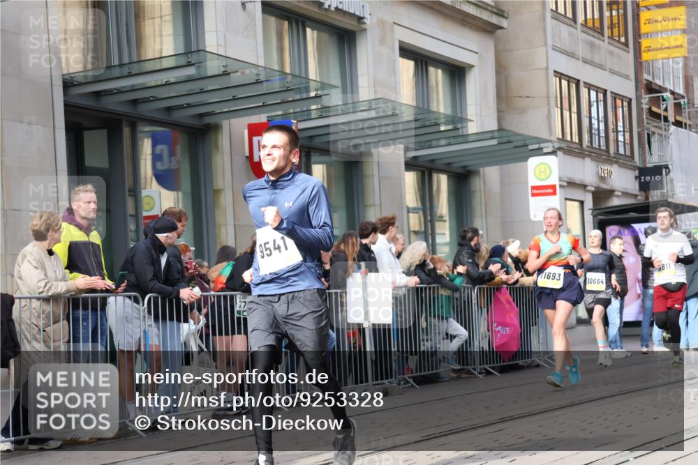 05.10.2025 - 20. swb-Marathon Bremen Strokosch-Dieckow http://msf.ph/oto/9253328 05.10.2025 10:55:46 Ziel 7147, 9258, 9541, 9811, 9855, 9871, 9950, 9968, 10006, 10009, 10015, 10394, 10641, 10654, 10664, 10675, 10758, 10921, 10959, 10989, 10992, 11095, 11148, 11364, 11366, 11439, 11554, 11620, 11626, 11630, 11693, 11741, 7147, 9258, 9541, 9811, 9855, 9871, 9950, 9968, 10006, 10009, 10015, 10394, 10641, 10654, 10664, 10675, 10758, 10921, 10959, 10989, 10992, 11095, 11148, 11364, 11366, 11554, 11620, 11630, 11693 meine-sportfotos.de