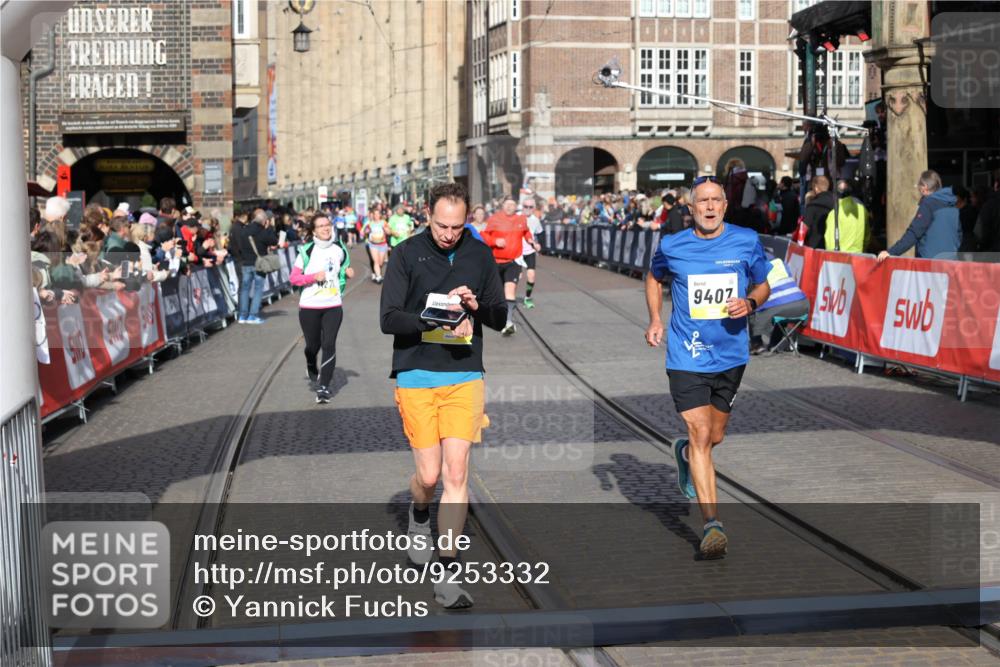 05.10.2025 - 20. swb-Marathon Bremen Yannick Fuchs http://msf.ph/oto/9253332 05.10.2025 10:54:30 Ziel 9407, 10097, 10402, 10915, 11040, 11271 meine-sportfotos.de