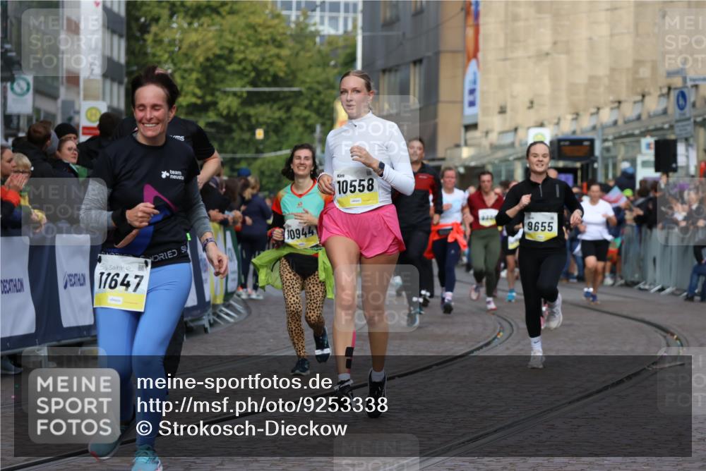 05.10.2025 - 20. swb-Marathon Bremen Strokosch-Dieckow http://msf.ph/oto/9253338 05.10.2025 11:01:50 Ziel 9237, 9365, 9655, 10004, 10558, 10837, 11415, 11647 meine-sportfotos.de
