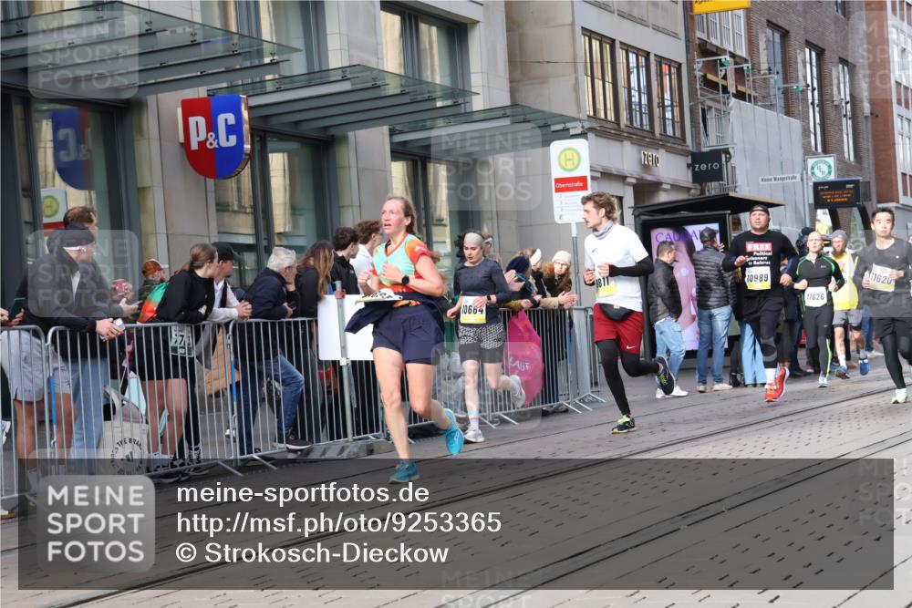 05.10.2025 - 20. swb-Marathon Bremen Strokosch-Dieckow http://msf.ph/oto/9253365 05.10.2025 10:55:47 Ziel 7147, 9258, 9541, 9811, 9855, 9871, 9950, 9968, 10006, 10009, 10015, 10196, 10394, 10641, 10654, 10664, 10675, 10758, 10921, 10959, 10989, 10992, 11095, 11148, 11364, 11366, 11554, 11620, 11626, 11630, 11693, 11741, 7147, 9258, 9541, 9811, 9855, 9871, 9950, 9968, 10006, 10009, 10015, 10196, 10394, 10641, 10654, 10664, 10675, 10758, 10921, 10959, 10989, 10992, 11095, 11148, 11364, 11366, 11554, 11620, 11630, 11693 meine-sportfotos.de