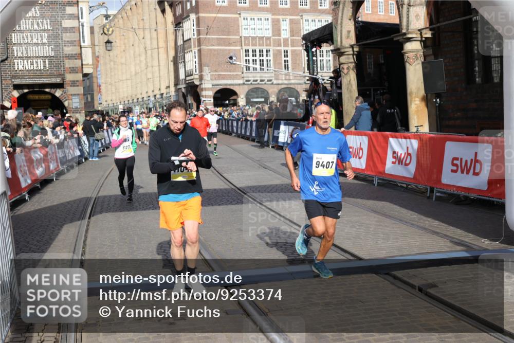05.10.2025 - 20. swb-Marathon Bremen Yannick Fuchs http://msf.ph/oto/9253374 05.10.2025 10:54:30 Ziel 9407, 10097, 10402, 10915, 11040, 11271 meine-sportfotos.de