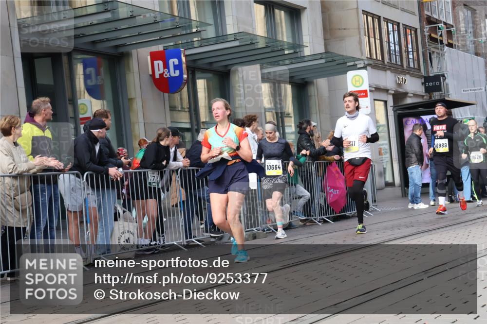 05.10.2025 - 20. swb-Marathon Bremen Strokosch-Dieckow http://msf.ph/oto/9253377 05.10.2025 10:55:48 Ziel 7147, 9258, 9541, 9811, 9855, 9871, 9950, 9968, 10006, 10009, 10015, 10196, 10394, 10641, 10654, 10664, 10675, 10758, 10921, 10959, 10989, 10992, 11095, 11148, 11364, 11366, 11554, 11620, 11626, 11630, 11693, 11741, 7147, 9258, 9541, 9811, 9855, 9871, 9950, 9968, 10006, 10009, 10015, 10196, 10394, 10641, 10654, 10664, 10675, 10758, 10921, 10959, 10989, 10992, 11095, 11148, 11364, 11366, 11554, 11620, 11630, 11693 meine-sportfotos.de