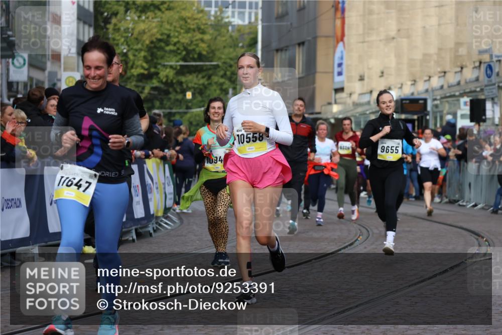05.10.2025 - 20. swb-Marathon Bremen Strokosch-Dieckow http://msf.ph/oto/9253391 05.10.2025 11:01:50 Ziel 9237, 9365, 9655, 10004, 10558, 10837, 11415, 11647 meine-sportfotos.de
