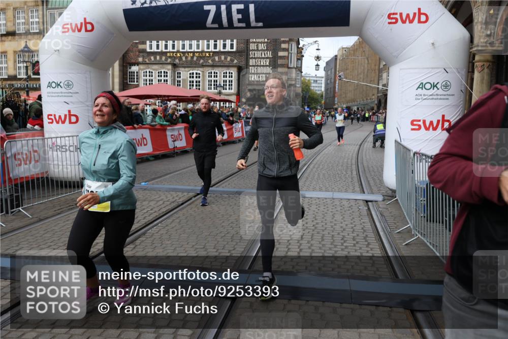 05.10.2025 - 20. swb-Marathon Bremen Yannick Fuchs http://msf.ph/oto/9253393 05.10.2025 11:14:39 Ziel 9756, 10292, 11072, 11139 meine-sportfotos.de