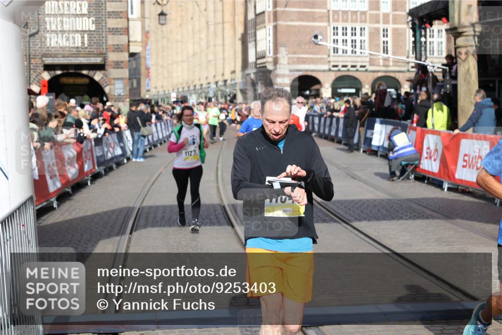 05.10.2025 - 20. swb-Marathon Bremen Yannick Fuchs http://msf.ph/oto/9253403 05.10.2025 10:54:31 Ziel 9392, 9407, 9633, 10097, 10402, 10810, 10915, 11040, 11271 meine-sportfotos.de