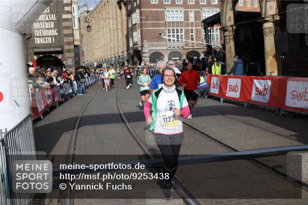 05.10.2025 - 20. swb-Marathon Bremen Yannick Fuchs http://msf.ph/oto/9253438 05.10.2025 10:54:33 Ziel 9392, 9407, 9633, 10032, 10097, 10810, 10915, 11040, 11271 meine-sportfotos.de