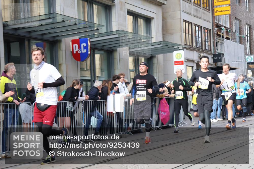 05.10.2025 - 20. swb-Marathon Bremen Strokosch-Dieckow http://msf.ph/oto/9253439 05.10.2025 10:55:50 Ziel 9258, 9541, 9811, 9855, 9950, 9968, 10006, 10009, 10015, 10028, 10191, 10196, 10394, 10424, 10590, 10641, 10664, 10675, 10758, 10921, 10959, 10989, 10992, 11095, 11148, 11364, 11366, 11554, 11620, 11626, 11630, 11662, 11693, 11741, 9258, 9541, 9811, 9855, 9950, 9968, 10006, 10009, 10015, 10028, 10191, 10196, 10394, 10424, 10590, 10641, 10664, 10675, 10758, 10921, 10959, 10989, 10992, 11095, 11148, 11364, 11366, 11554, 11620, 11630, 11662, 11693 meine-sportfotos.de