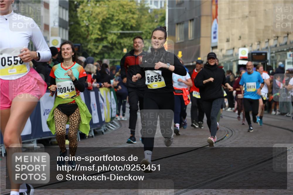 05.10.2025 - 20. swb-Marathon Bremen Strokosch-Dieckow http://msf.ph/oto/9253451 05.10.2025 11:01:53 Ziel 9237, 9365, 9655, 10558, 10837, 10944, 11415, 11647 meine-sportfotos.de