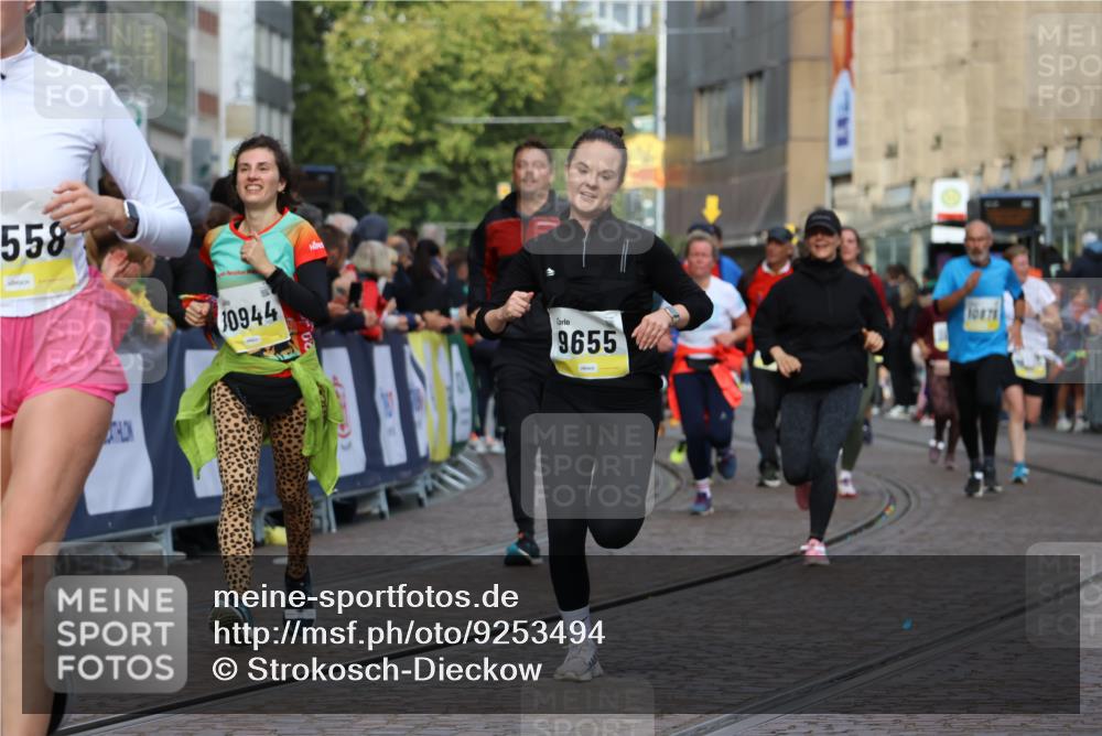 05.10.2025 - 20. swb-Marathon Bremen Strokosch-Dieckow http://msf.ph/oto/9253494 05.10.2025 11:01:53 Ziel 9237, 9365, 9655, 10558, 10837, 10944, 11415, 11647 meine-sportfotos.de