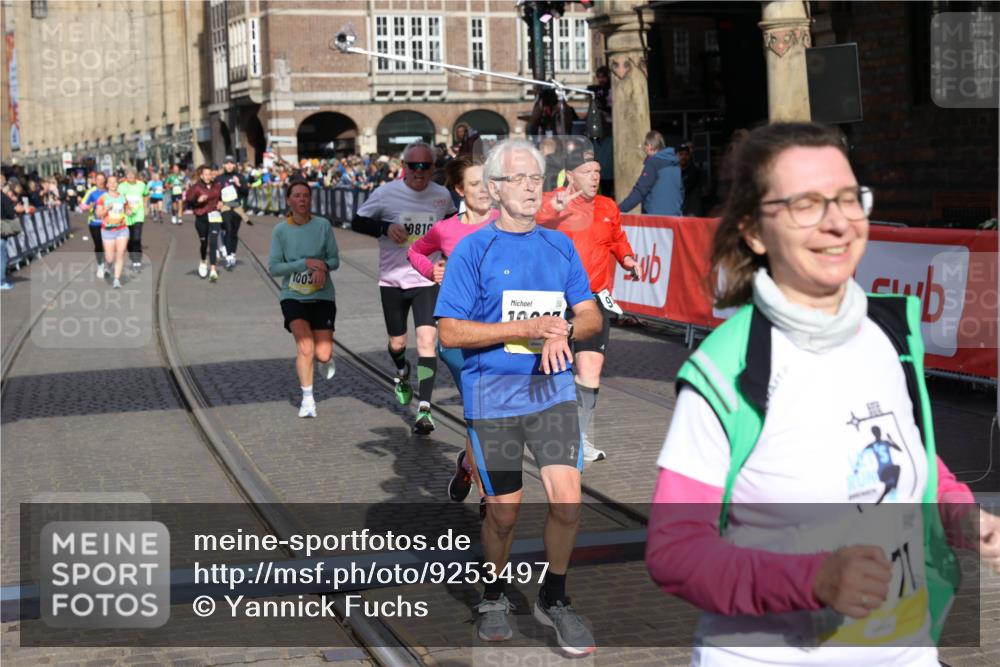 05.10.2025 - 20. swb-Marathon Bremen Yannick Fuchs http://msf.ph/oto/9253497 05.10.2025 10:54:34 Ziel 9392, 9407, 9633, 10032, 10097, 10810, 10915, 11040, 11271 meine-sportfotos.de