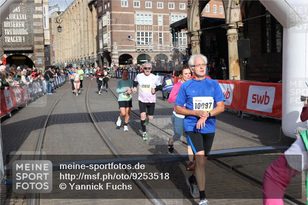 05.10.2025 - 20. swb-Marathon Bremen Yannick Fuchs http://msf.ph/oto/9253518 05.10.2025 10:54:34 Ziel 9392, 9407, 9633, 10032, 10097, 10810, 10915, 11040, 11271 meine-sportfotos.de