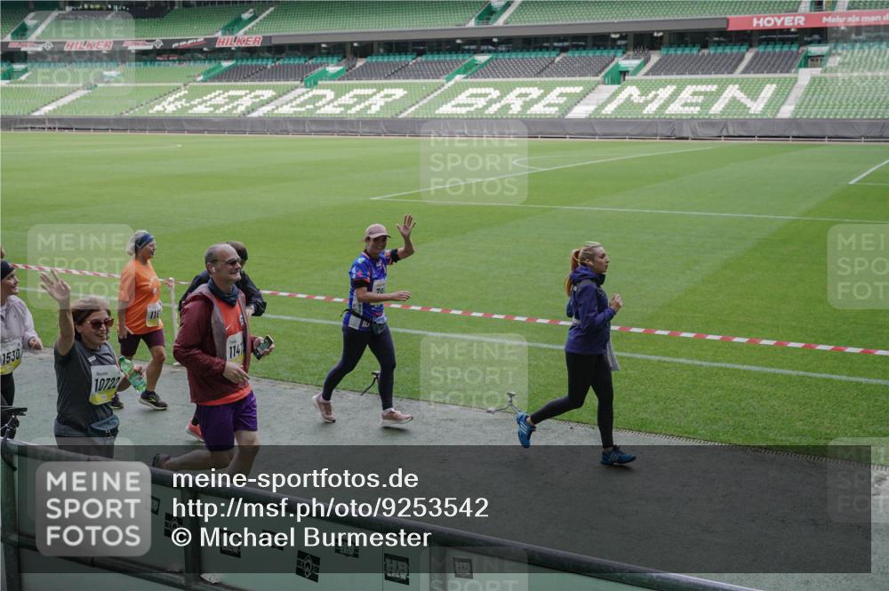 05.10.2025 - 20. swb-Marathon Bremen Michael Burmester http://msf.ph/oto/9253542 05.10.2025 10:42:12 Laufen im Stadion 7069, 8533, 8865, 9212, 9276, 9519, 9632, 9648, 9649, 9798, 9815, 9836, 9837, 9907, 9945, 9972, 9982, 9999, 10031, 10082, 10087, 10125, 10129, 10132, 10134, 10148, 10189, 10214, 10223, 10239, 10248, 10264, 10333, 10365, 10366, 10415, 10499, 10522, 10684, 10706, 10722, 10815, 10824, 10937, 10943, 10998, 11037, 11056, 11097, 11126, 11142, 11172, 11206, 11232, 11379, 11395, 11405, 11437, 11473, 11584, 11634, 9274, 9357, 11261 meine-sportfotos.de