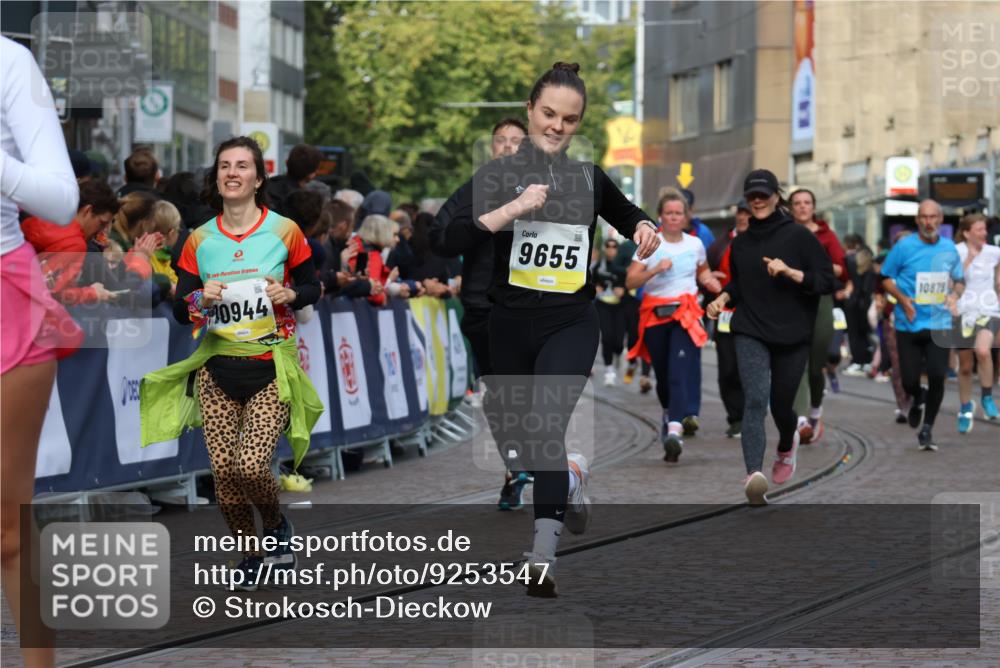 05.10.2025 - 20. swb-Marathon Bremen Strokosch-Dieckow http://msf.ph/oto/9253547 05.10.2025 11:01:53 Ziel 9237, 9365, 9655, 10558, 10837, 10944, 11415, 11647 meine-sportfotos.de