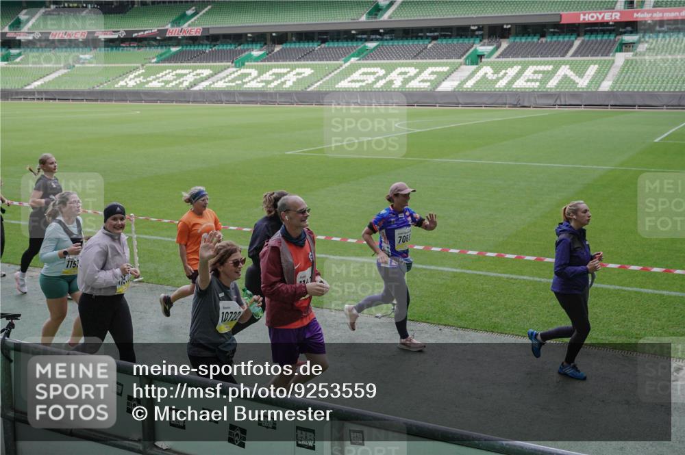 05.10.2025 - 20. swb-Marathon Bremen Michael Burmester http://msf.ph/oto/9253559 05.10.2025 10:42:12 Laufen im Stadion 7069, 8533, 8865, 9212, 9276, 9519, 9632, 9648, 9649, 9798, 9815, 9836, 9837, 9907, 9945, 9972, 9982, 9999, 10031, 10082, 10087, 10125, 10129, 10132, 10134, 10148, 10189, 10214, 10223, 10239, 10248, 10264, 10333, 10365, 10366, 10415, 10499, 10522, 10684, 10706, 10722, 10815, 10824, 10937, 10943, 10998, 11037, 11056, 11097, 11126, 11142, 11172, 11206, 11232, 11379, 11395, 11405, 11437, 11473, 11584, 11634, 9274, 9357, 11261 meine-sportfotos.de