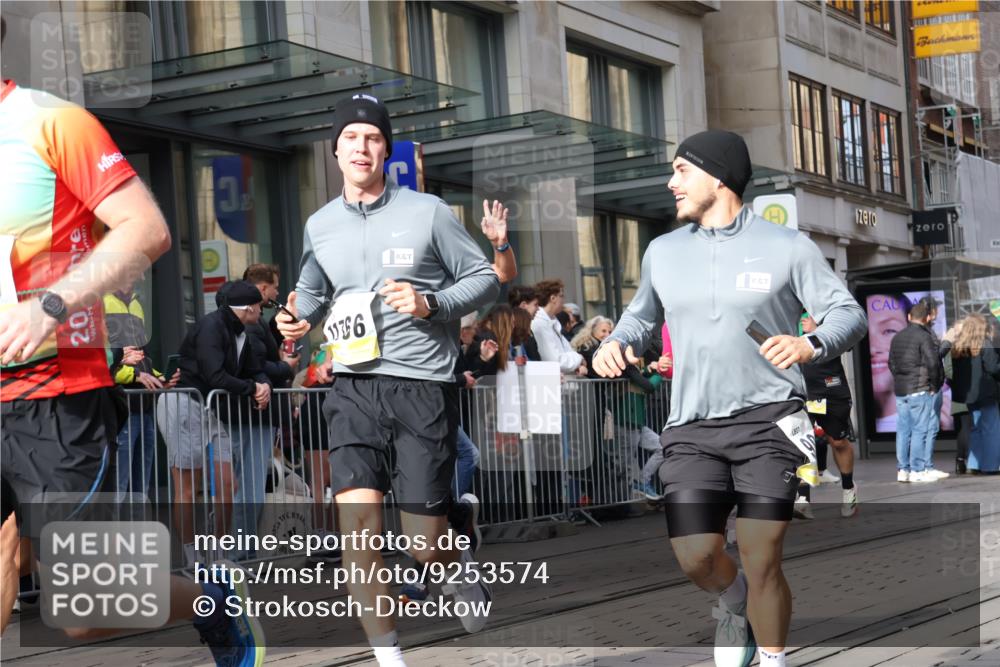05.10.2025 - 20. swb-Marathon Bremen Strokosch-Dieckow http://msf.ph/oto/9253574 05.10.2025 10:55:54 Ziel 9258, 9424, 9541, 9783, 9811, 9855, 9932, 9950, 9968, 10006, 10009, 10015, 10028, 10191, 10196, 10394, 10424, 10590, 10641, 10664, 10675, 10959, 10989, 10992, 11095, 11148, 11364, 11366, 11554, 11620, 11626, 11630, 11662, 11693, 11723, 11741, 9258, 9424, 9541, 9783, 9811, 9855, 9932, 9950, 9968, 10006, 10009, 10015, 10028, 10191, 10196, 10394, 10424, 10590, 10641, 10664, 10675, 10959, 10989, 10992, 11095, 11148, 11364, 11366, 11554, 11620, 11630, 11662, 11693 meine-sportfotos.de