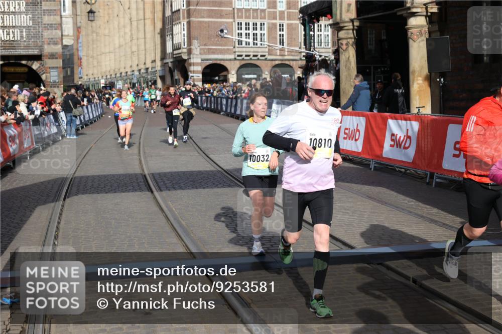 05.10.2025 - 20. swb-Marathon Bremen Yannick Fuchs http://msf.ph/oto/9253581 05.10.2025 10:54:35 Ziel 9392, 9407, 9633, 10032, 10097, 10810, 11040, 11271 meine-sportfotos.de