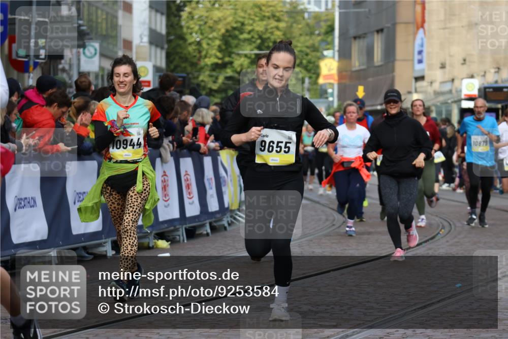 05.10.2025 - 20. swb-Marathon Bremen Strokosch-Dieckow http://msf.ph/oto/9253584 05.10.2025 11:01:53 Ziel 9237, 9365, 9655, 10558, 10837, 10944, 11415, 11647 meine-sportfotos.de