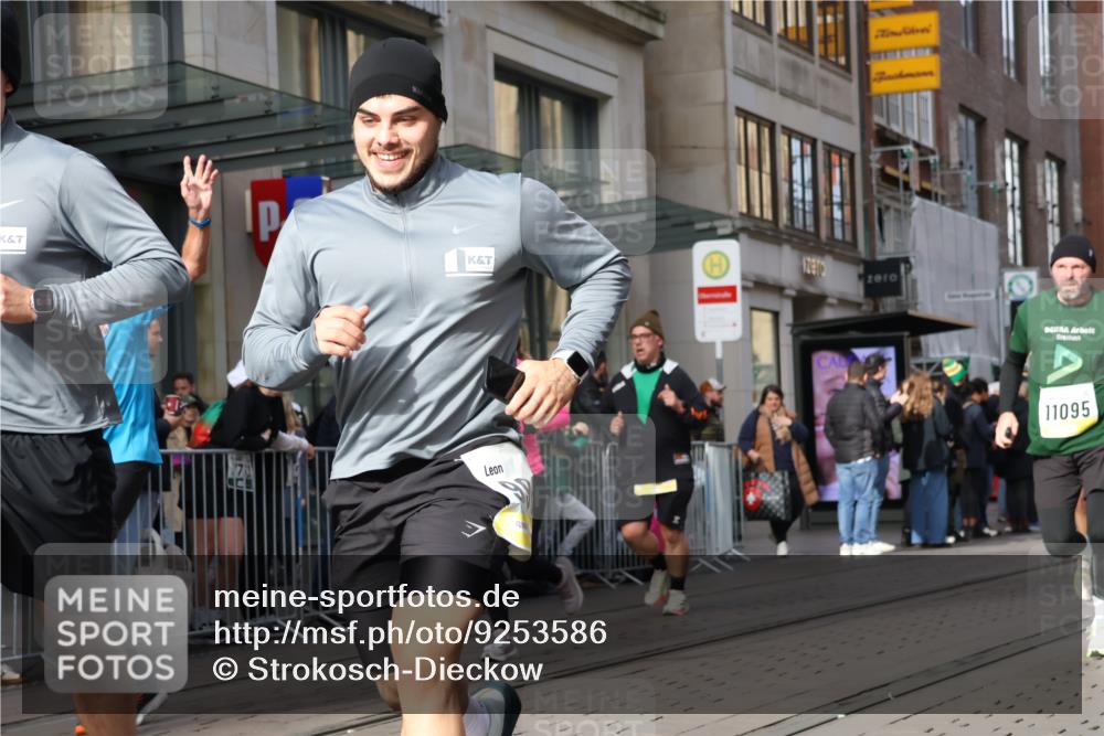 05.10.2025 - 20. swb-Marathon Bremen Strokosch-Dieckow http://msf.ph/oto/9253586 05.10.2025 10:55:55 Ziel 9258, 9424, 9541, 9783, 9811, 9855, 9932, 9950, 9968, 10006, 10009, 10028, 10191, 10196, 10387, 10394, 10424, 10546, 10590, 10641, 10664, 10675, 10959, 10989, 10992, 11095, 11364, 11366, 11554, 11620, 11626, 11630, 11662, 11693, 11723, 11741, 9258, 9424, 9541, 9783, 9811, 9855, 9932, 9950, 9968, 10006, 10009, 10028, 10191, 10196, 10387, 10394, 10424, 10546, 10590, 10641, 10664, 10675, 10959, 10989, 10992, 11095, 11364, 11366, 11554, 11620, 11630, 11662, 11693 meine-sportfotos.de