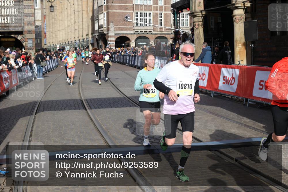 05.10.2025 - 20. swb-Marathon Bremen Yannick Fuchs http://msf.ph/oto/9253589 05.10.2025 10:54:35 Ziel 9392, 9407, 9633, 10032, 10097, 10810, 11040, 11271 meine-sportfotos.de